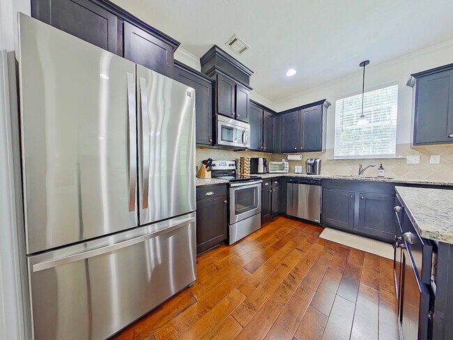 Building Photo - Beautiful 4 Bedroom home in Canterbury Farms!