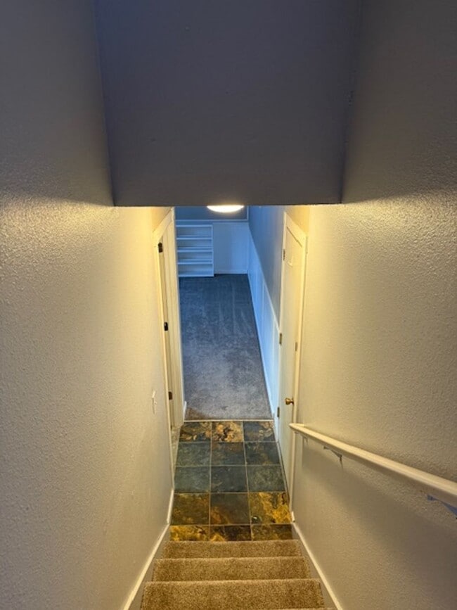 Building Photo - 3 Bedroom, 1.5 Bath in Eagle River.