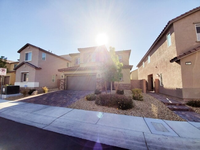 Building Photo - 3 BEDROOM HOME WITH ROOFTOP DECK! STRIP VIEWS!