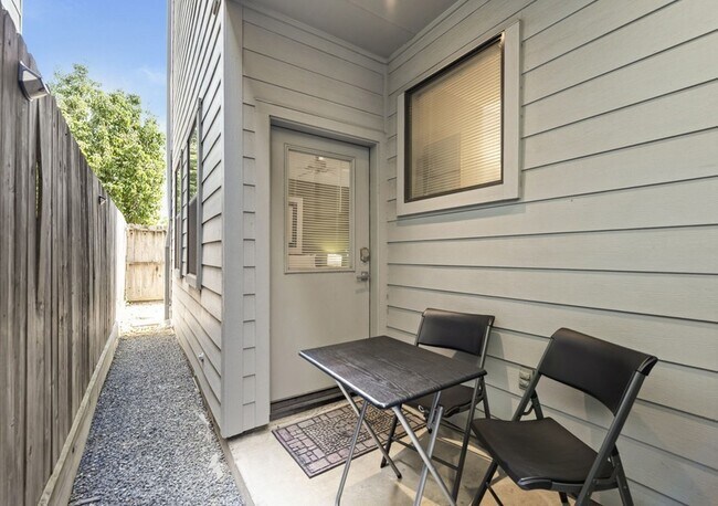 Building Photo - 2119 Hadley St