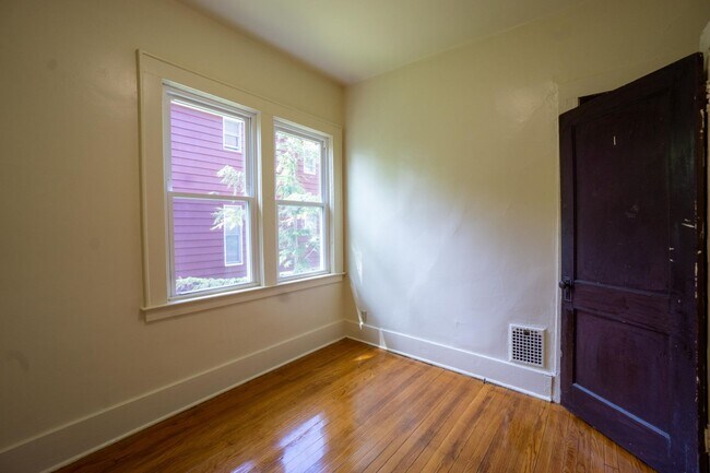 Building Photo - Spacious 4 Bedroom Apartment - 6/1/26