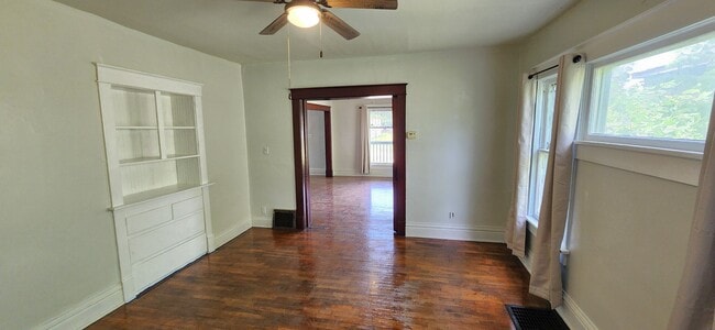 Building Photo - Large, beautifully updated well insulated ...