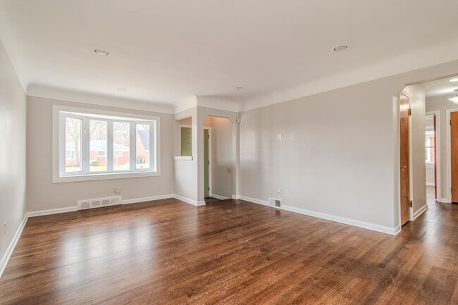 Building Photo - Charming 3-Bed, 2-Bath Brick Ranch in Saint Clair Shores – Move-In Ready!