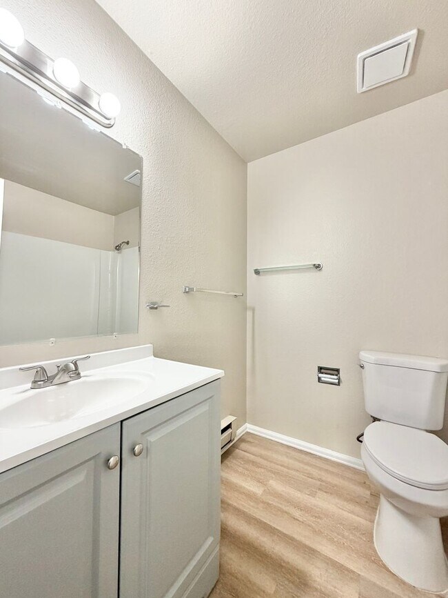 Building Photo - Two-Level 2BR with Fenced Yard & Washer/Dryer Hookups