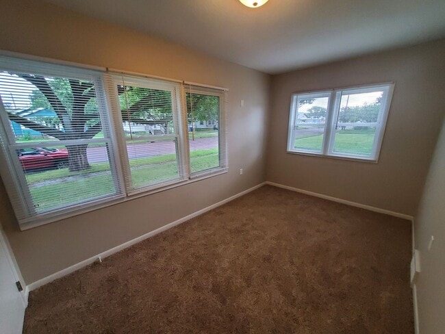 Building Photo - 2 bedroom, 1 bathroom home!
