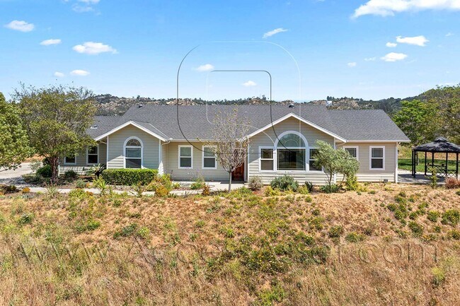 Building Photo - Designer Single-Story Home with Gourmet Kitchen & Mountain Views