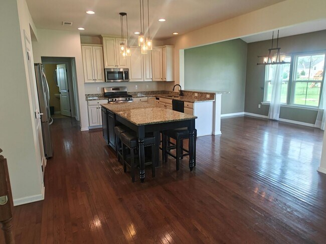 Building Photo - Large 4 bedroom home with recreational roo...