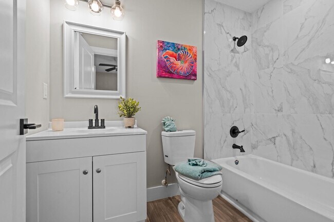 Building Photo - 816 W 9th St