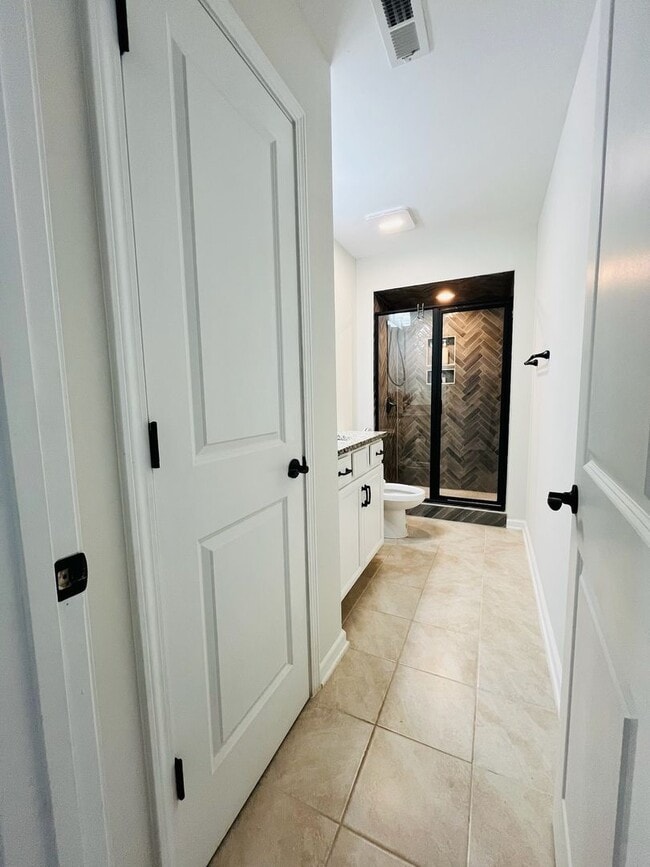 Building Photo - Beautiful 4BR Townhouse in Ballantyne