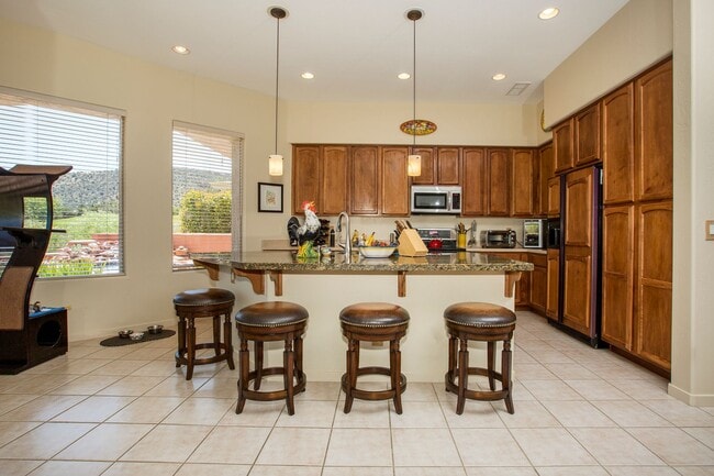 Building Photo - Open, light and bright, quiet Sedona Golf ...