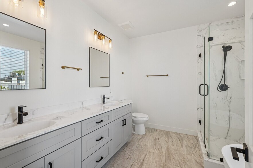 Building Photo - 910 E Roma Ave