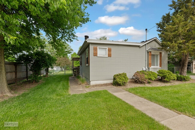 Building Photo - 405 N Bridge St