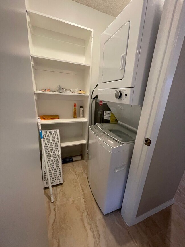 Building Photo - NEW ON MARKET