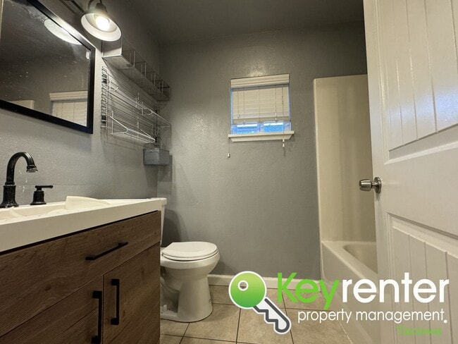 Building Photo - Captivating Multi-level 4Bed/2Bath Tacoma ...