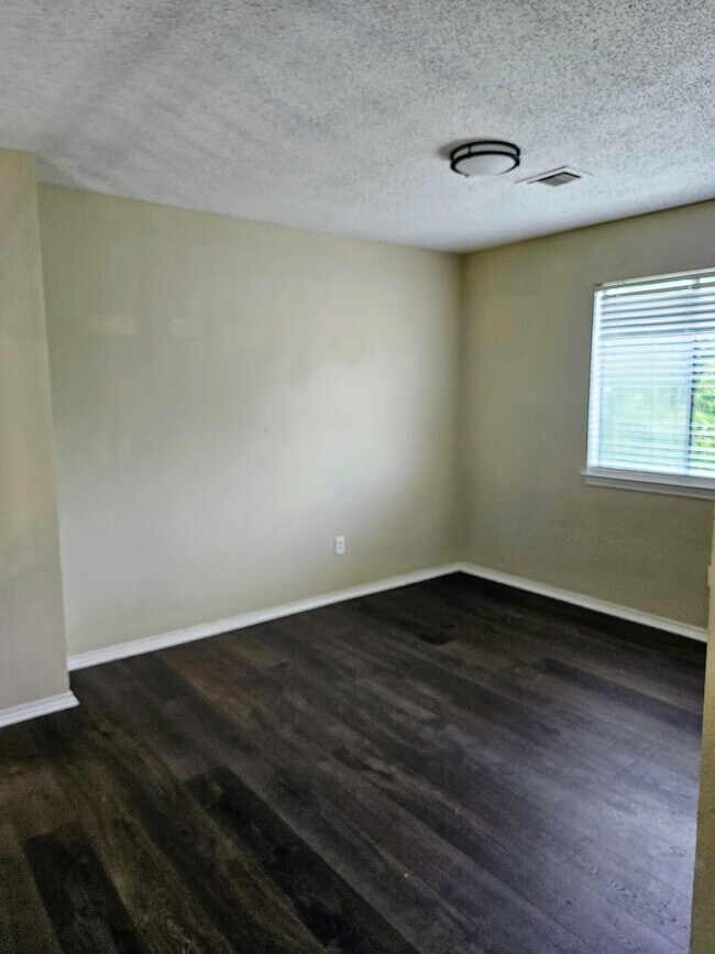 Building Photo - 7618 Clairmont Ave