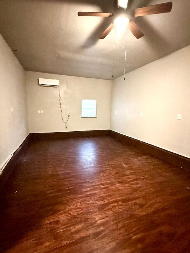 Building Photo - Freshly Painted 4 Bedroom Bungalow/ Vouchers Welcome