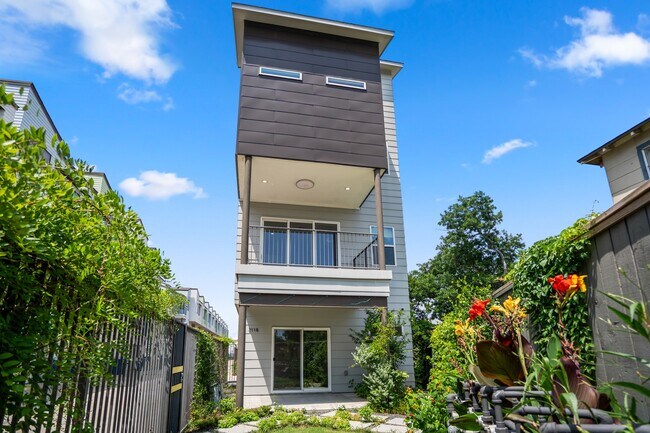 Building Photo - 2118 Dennis St