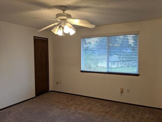 Building Photo - Inviting 2 Bedroom, 1.5 Bath Townhouse Dup...