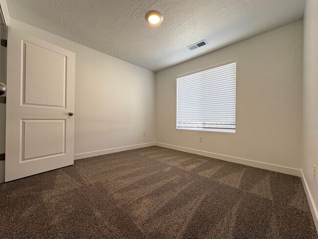 Building Photo - FOUR BED HOME AVAILABLE NOW