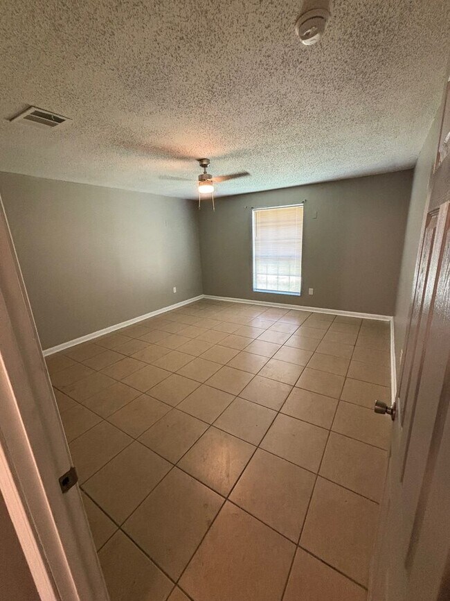 Building Photo - 2 Bedroom 2 Bath Multi Family Home