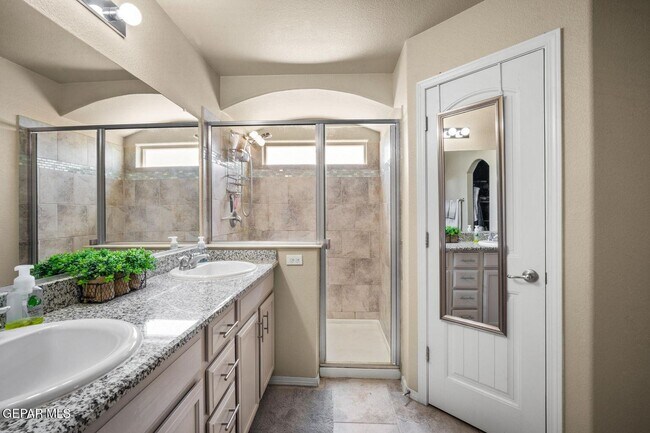 Building Photo - 3825 Loma Reina