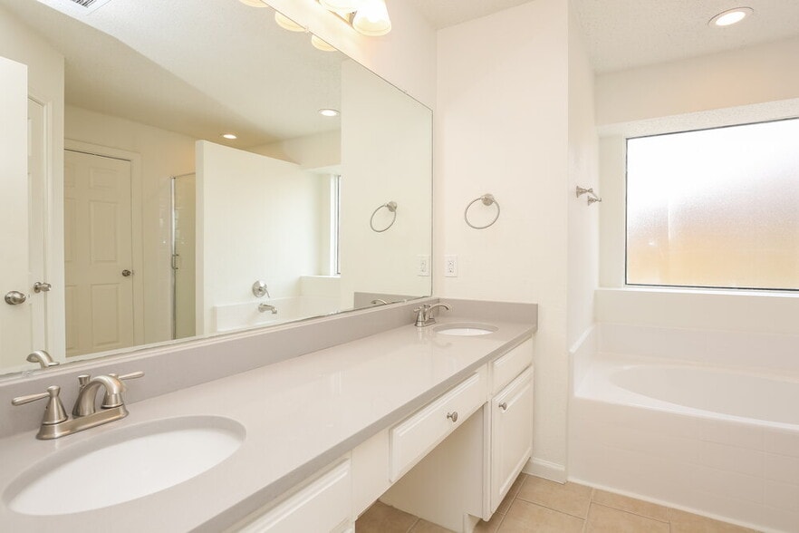 Building Photo - 657 Edgewood Dr