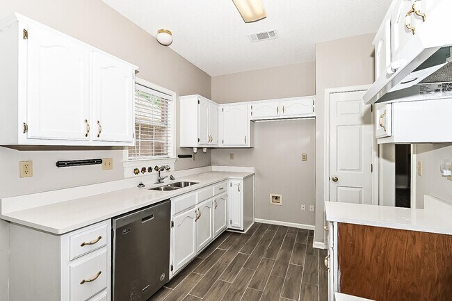 Building Photo - 8672 Overcup Oaks Dr