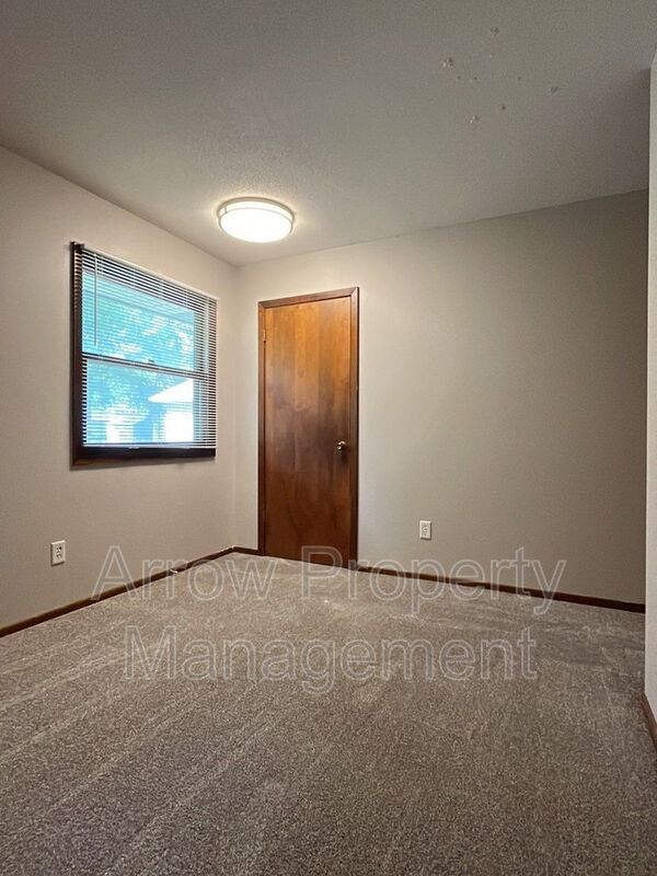 Building Photo - 1925 Manor Ct