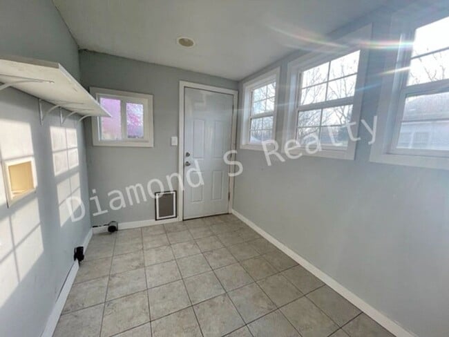 Building Photo - 3 Bedroom Bungalow available Early June!