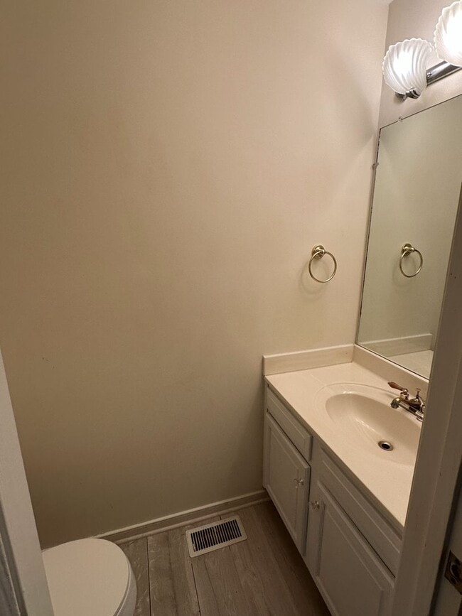 Building Photo - For Rent: Charming 4-Bedroom Colonial in C...