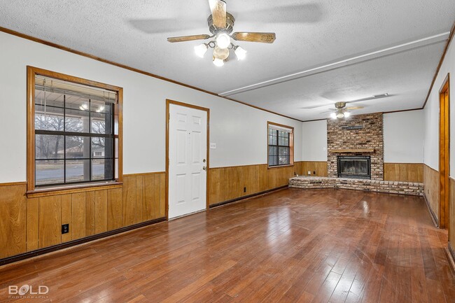 Building Photo - 1005 Clarence St