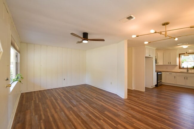 Building Photo - 2125 Hairston St