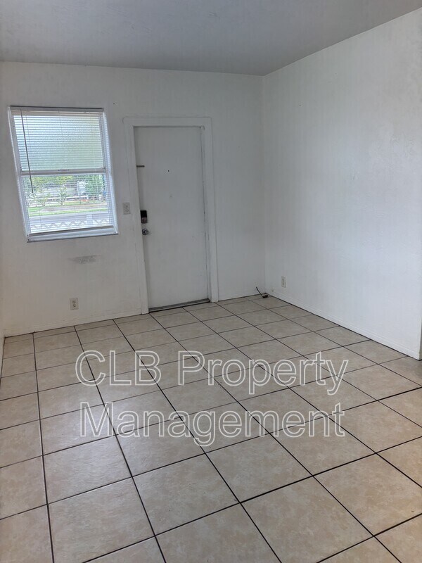 Building Photo - 5018 S Ridgewood Ave