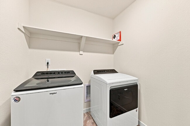 Building Photo - $2,995.95-3-Bed, 2.5-Bath Updated Townhouse in Broomfield!