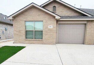 Building Photo - Beautiful 3 bed 2 bath!
