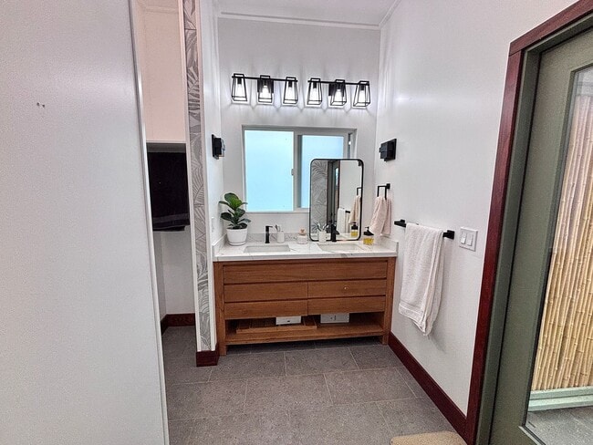 Building Photo - Peaceful 2.5-Acre Retreat | Furnished Mid-Term Rental