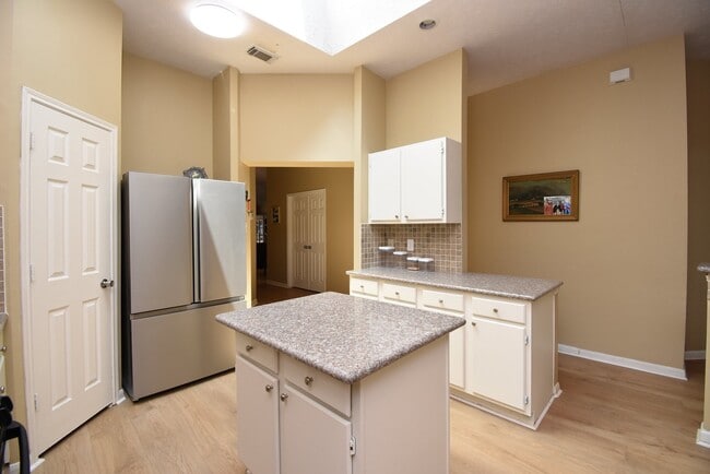 Building Photo - 14915 Willow Hearth Dr