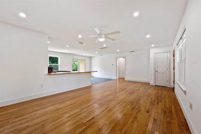 Building Photo - 2606 W 48th St