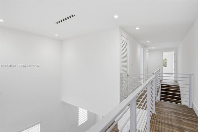 Building Photo - 2852 SW 32nd Ct