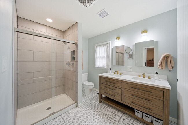 Building Photo - Charming Midtown bungalow just minutes from downtown!