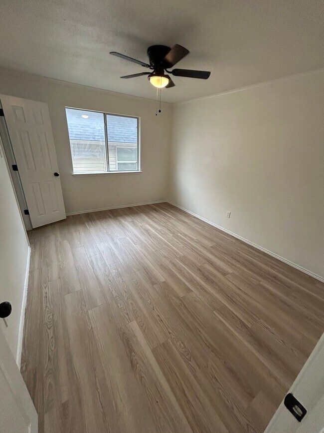 Building Photo - 1131 Holly Dr