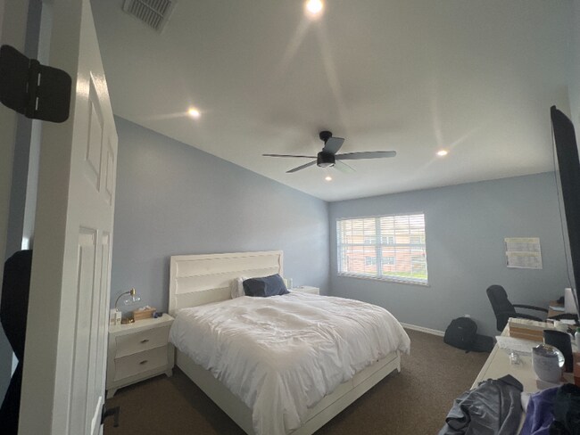 Building Photo - 20068 Lake Vista Cir N