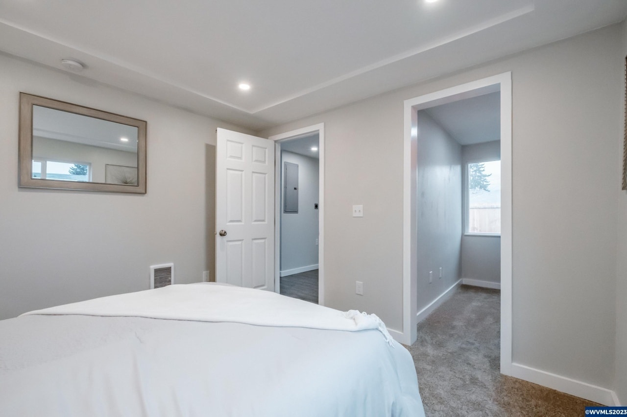 Building Photo - 440 S 6th St