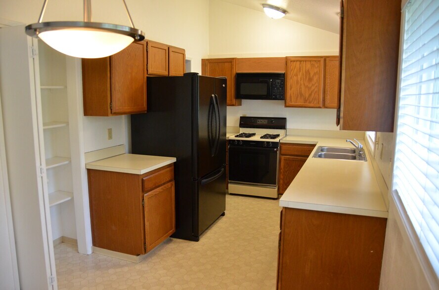 Building Photo - 3700 Beazer