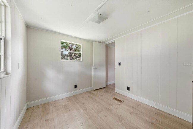 Building Photo - 1096 Navajo Dr