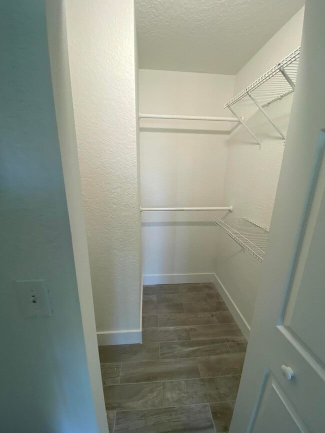Building Photo - 553 E Ridge Cir N
