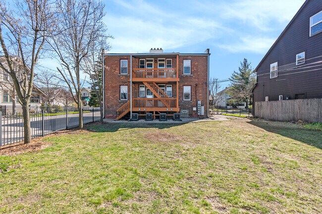 Building Photo - 579 N Center St