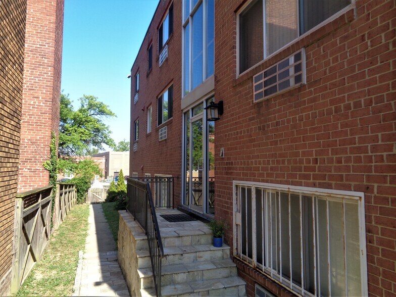 Building Photo - 3656 New Hampshire Ave NW