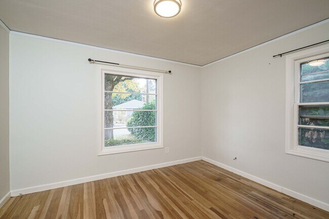Building Photo - PET FRIENDLY Super Cute Craftsman Home 3 bedroom 1 Bath with Basement