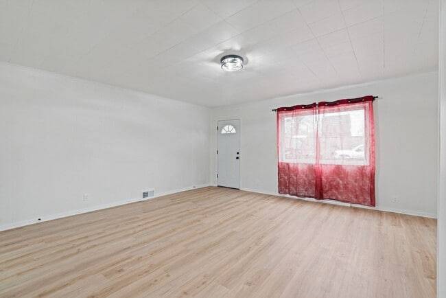 Building Photo - 2 bed 1 bath - all updated, central air, laundry, great location